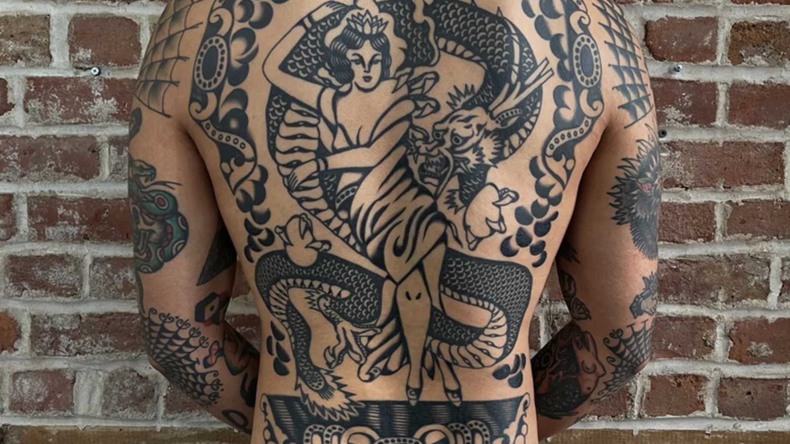 &bdquo;Traditionelles T&auml;towieren wird nie sterben&ldquo;: Tattoo-K&uuml;nstler Henry Big
