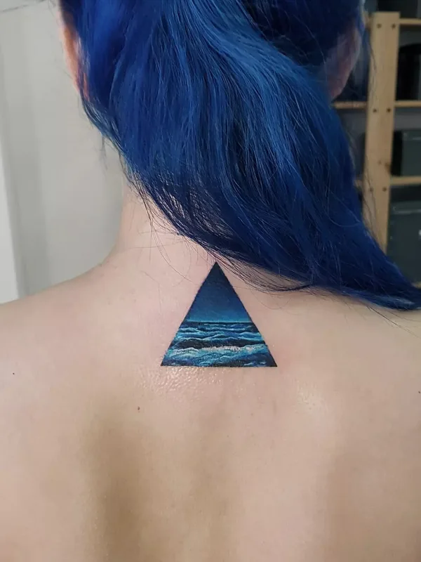 female color realism tatouage sur upper back #49554 | Artiste tatoueur Елена Сташкина
