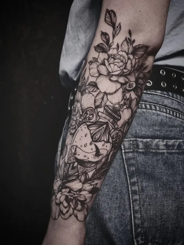 female black and grey blackwork Tatuagem em forearm #49587 | Tatuador Roxy Tattoo