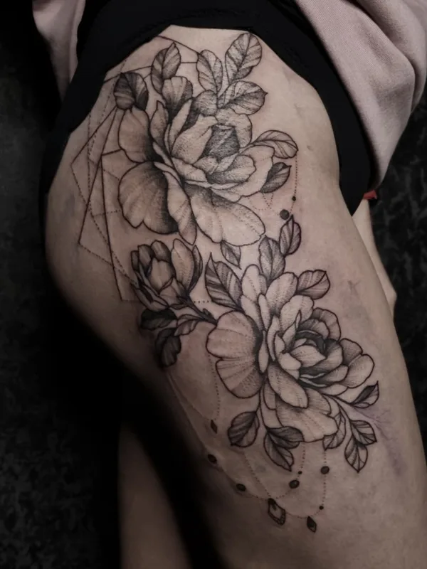 black and grey blackwork Tatuagem em thigh #49592 | Tatuador Roxy Tattoo