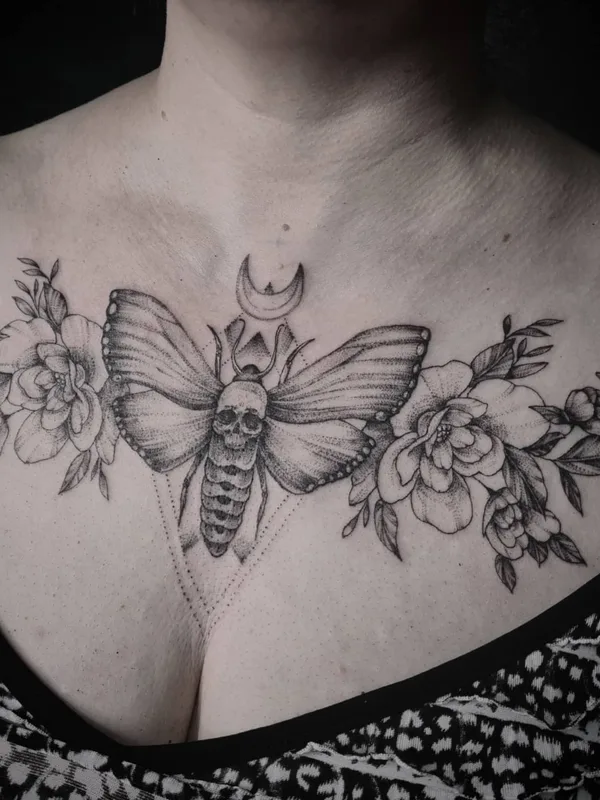 female black and grey blackwork Tatuagem em chest #49586 | Tatuador Roxy Tattoo