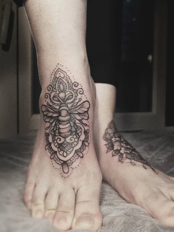 black and grey ornamental Tatuaggio su foot #49624 | Tatuatore Дарья Голявина