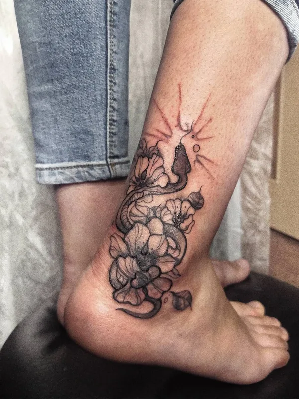 black and grey linework Tatuaggio su ankle #49625 | Tatuatore Дарья Голявина