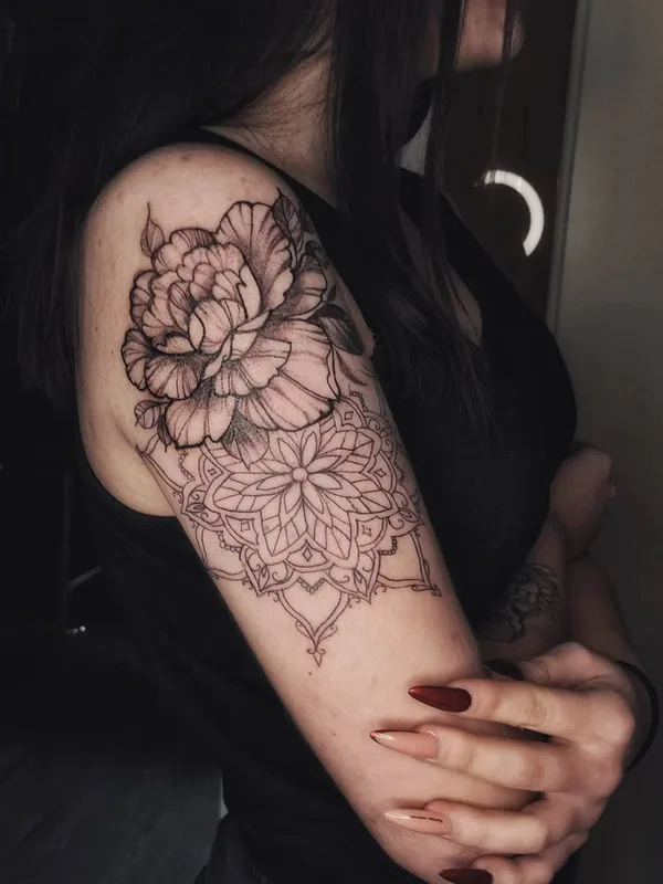 female black and grey linework Tatuaggio su shoulder #49628 | Tatuatore Дарья Голявина