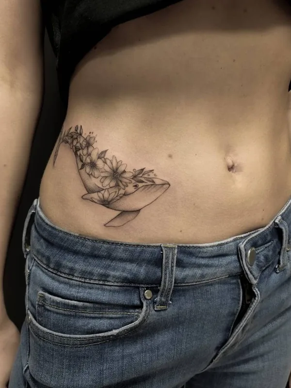 female black and grey fineline 纹身 在 hip #49707 | 纹身师 Владимир GLOK