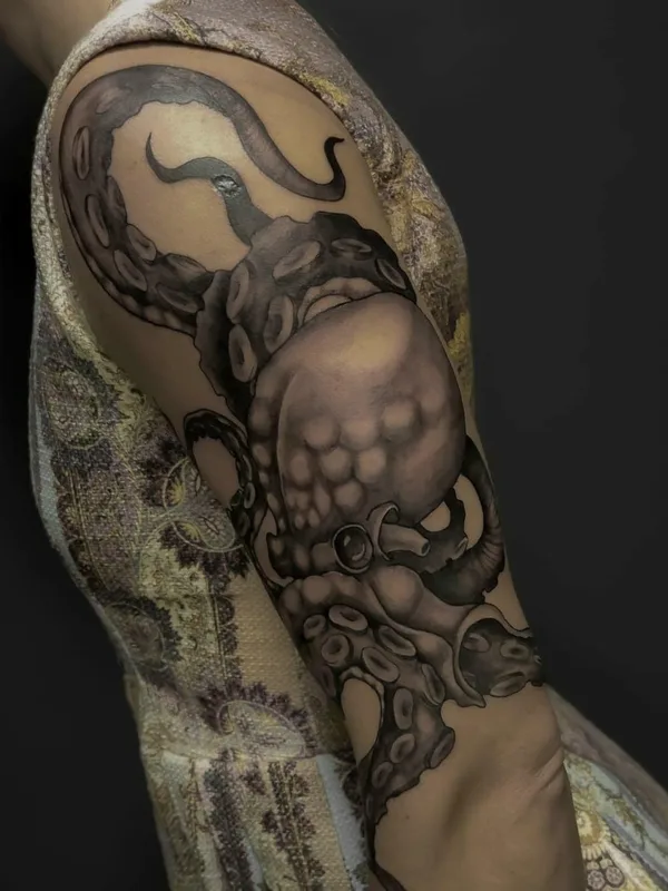 black and grey black and grey 纹身 在 upper arm #49706 | 纹身师 Владимир GLOK