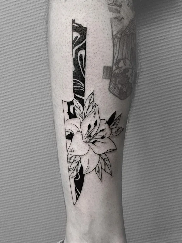 black and grey blackwork 纹身 在 calf #52850 | 纹身师 Максим Чадин