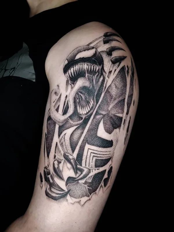 black and grey black and grey Tatuaggio su bicep #52863 | Tatuatore Станислав @andron_tatt