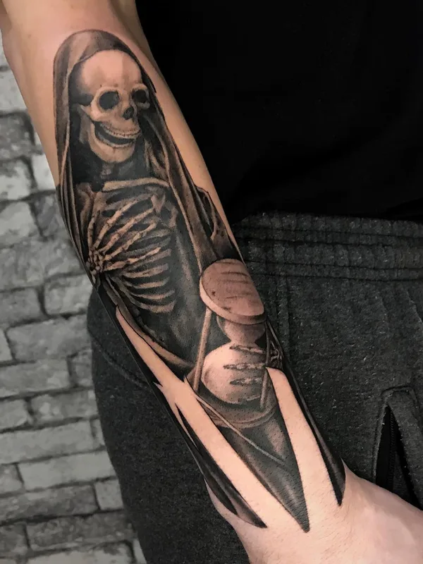 black and grey black and grey Tatuaggio su forearm #52876 | Tatuatore Олег Куценко