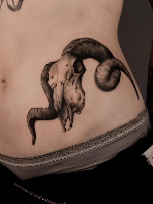 female black and grey black and grey Tatuaggio su stomach #52930 | Tatuatore Павел Верцебовский