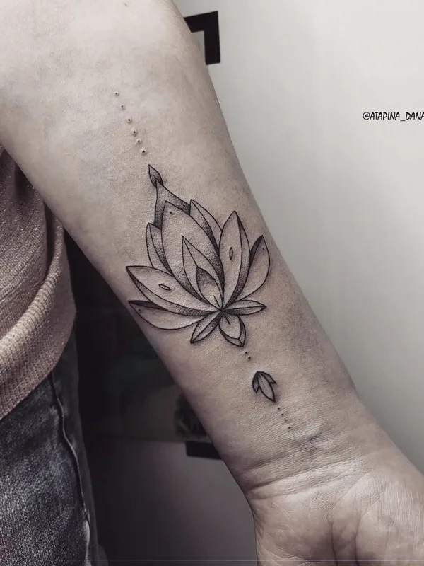 female black and grey linework 纹身 在 forearm #52954 | 纹身师 Danara Atapina