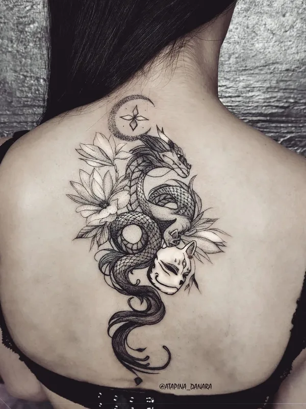 female black and grey blackwork 纹身 在 upper back #52955 | 纹身师 Danara Atapina