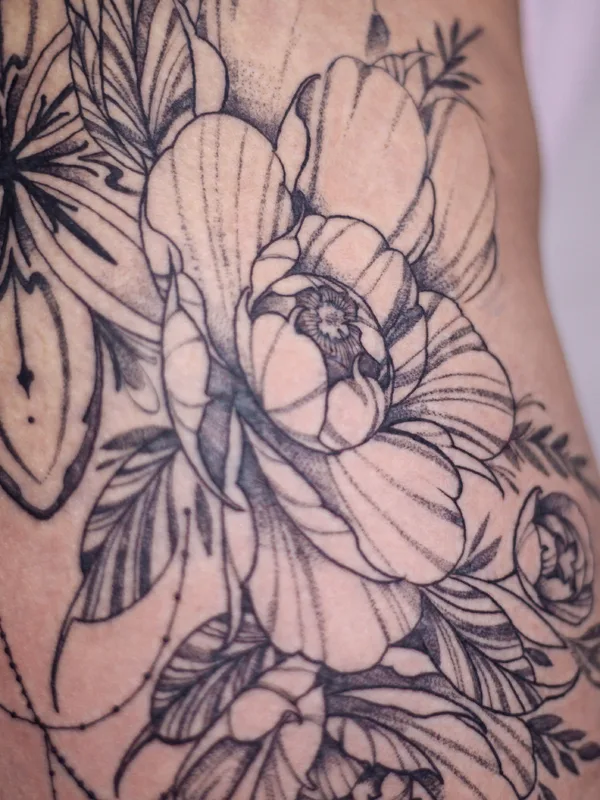 female black and grey fineline татуировка на thigh #39166 | Тату мастер Rita Ri.tatt