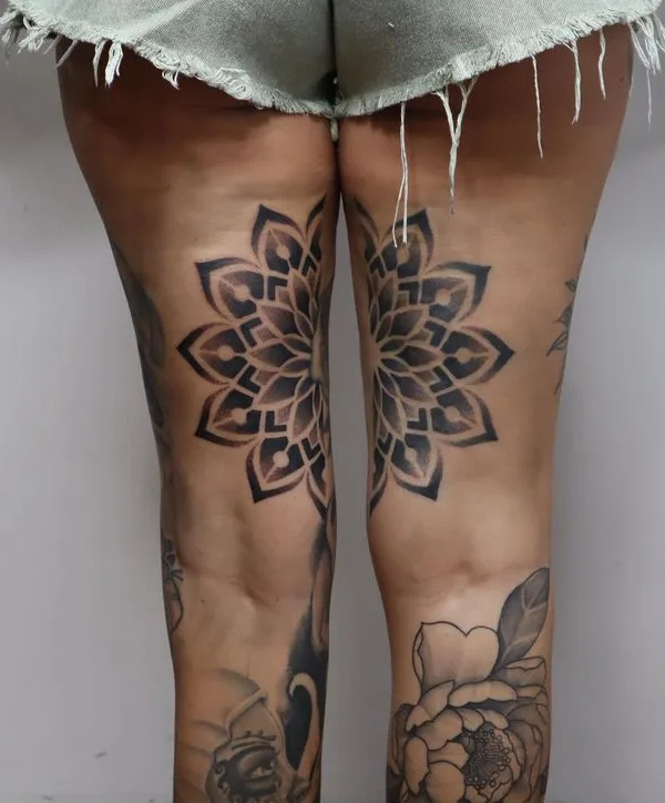 female black and grey mandala татуировка на thigh #67557 | Тату мастер Viktor Ódor
