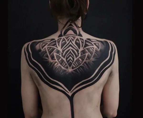 female black blackwork татуировка на upper back #67558 | Тату мастер Viktor Ódor