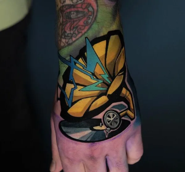 color new school tatouage sur back of hand #67607 | Artiste tatoueur csiga