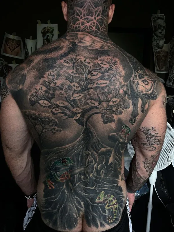 male color realism tatuaje en full back #67626 | Tatuador Gábor Heizler