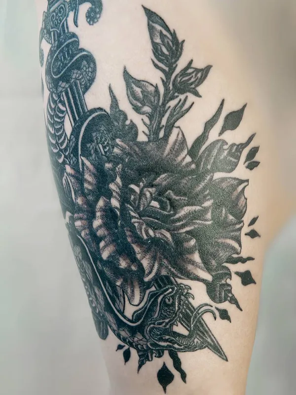 black and grey blackwork tatuaje en upper arm #30279 | Tatuador Михаил Мышинский