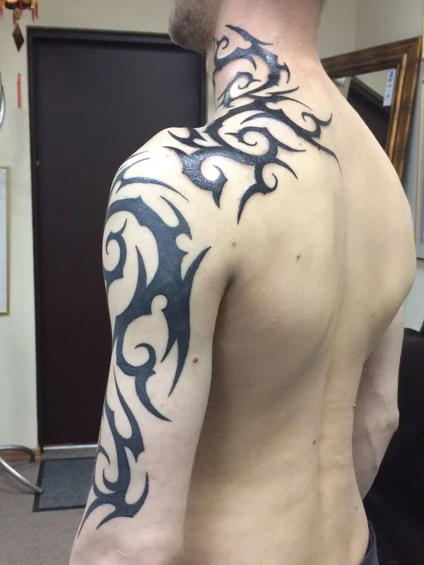 male black tribal tatuaje en shoulder #30280 | Tatuador Михаил Мышинский