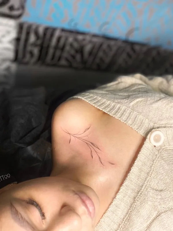 female black fineline татуировка на collarbone #71819 | Тату мастер Natalie Avenger