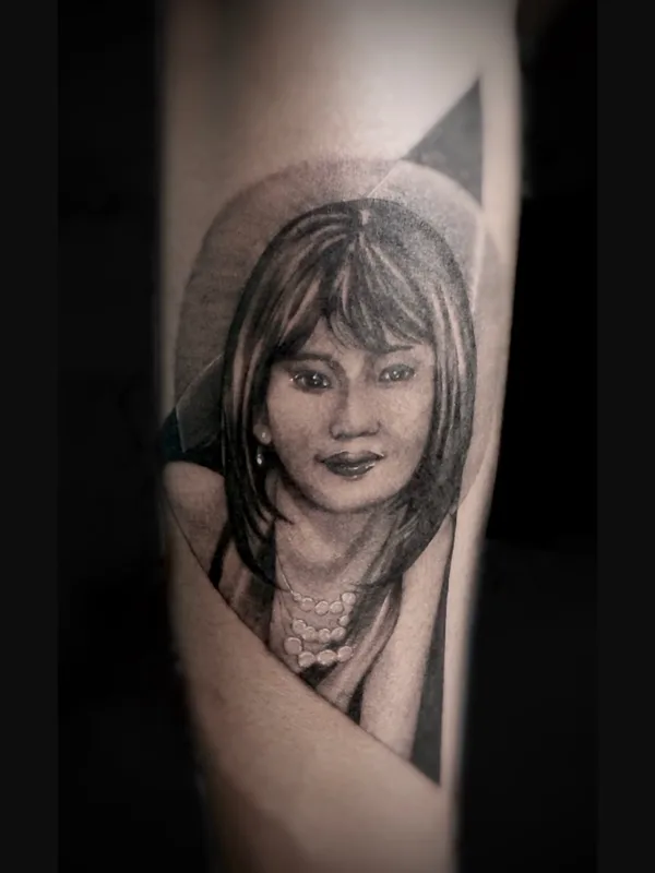 female black and grey realism Tatuaggio su forearm #58075 | Tatuatore Andrew wijaya