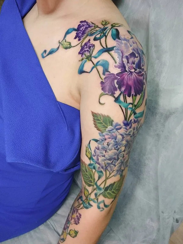 female color botaniс 纹身 在 shoulder #32716 | 纹身师 Наталья Комарова