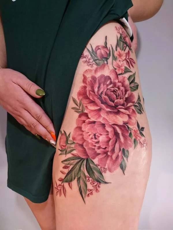 female color botaniс 纹身 在 thigh #32713 | 纹身师 Наталья Комарова