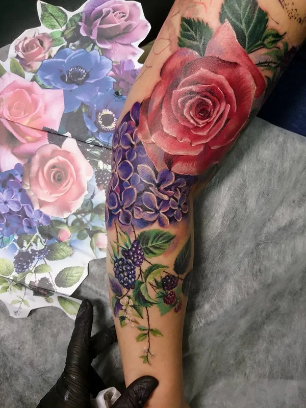 female color botaniс 纹身 在 leg #32714 | 纹身师 Наталья Комарова