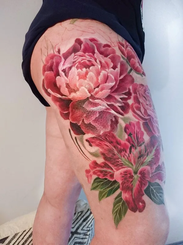 female color realism 纹身 在 thigh #32718 | 纹身师 Наталья Комарова