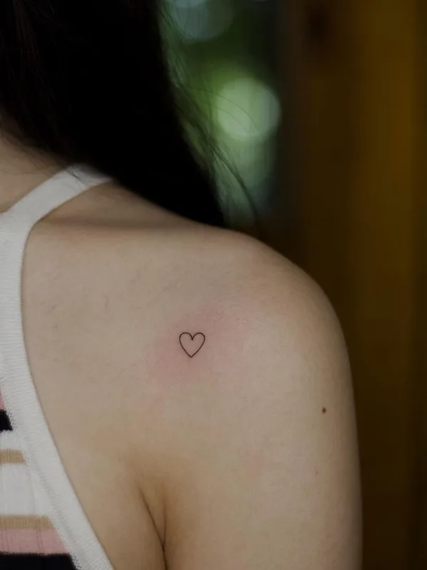female black fineline Tatuagem em shoulder #59444 | Tatuador Charina Muratova