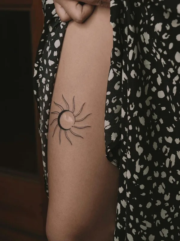 female black linework Tatuagem em thigh #59449 | Tatuador Charina Muratova