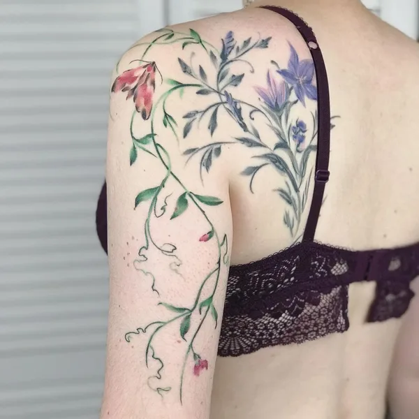 Feminine tattoo by Сельма Нагель in Moscow