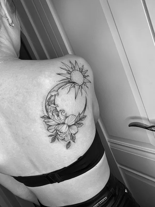 female black and grey linework tatuaje en shoulder blade #59981 | Tatuador Алина Ашарчук
