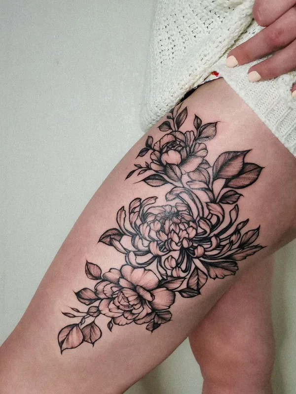 female black and grey botanic tatuaje en thigh #59974 | Tatuador Алина Ашарчук
