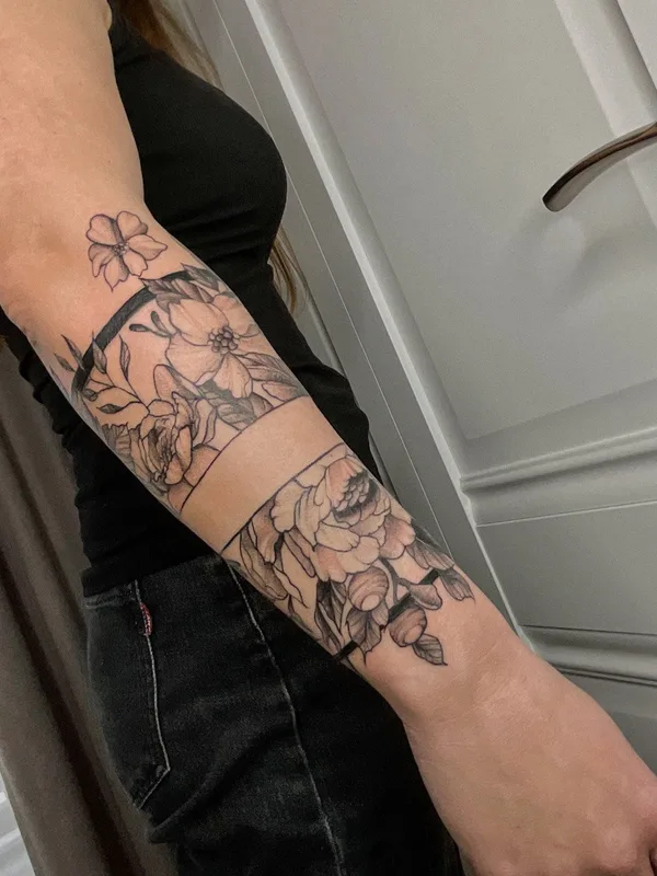 female black and grey black and grey tatuaje en forearm #59982 | Tatuador Алина Ашарчук