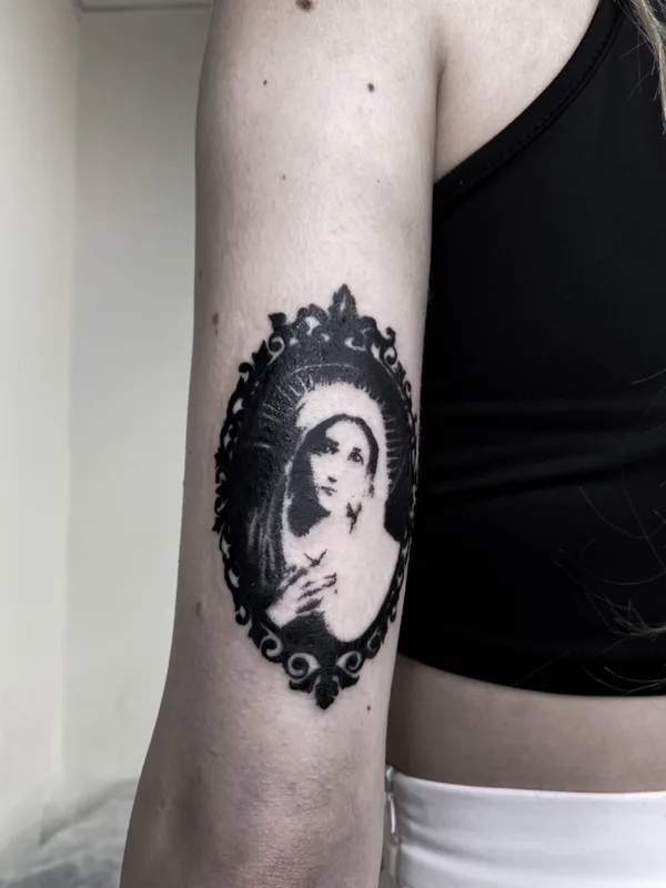 female black and grey blackwork татуировка на upper arm #60013 | Тату мастер Handpokek