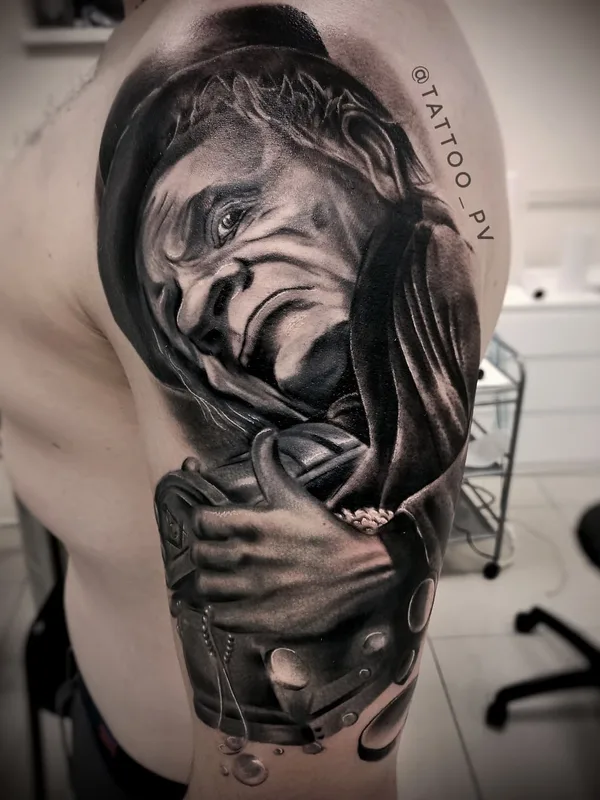 black and grey realism tatouage sur upper arm #49870 | Artiste tatoueur Виктор Павлюченко