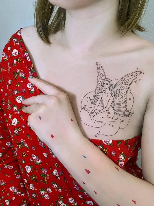 female black fineline 纹身 在 chest #49917 | 纹身师 Анна Славная