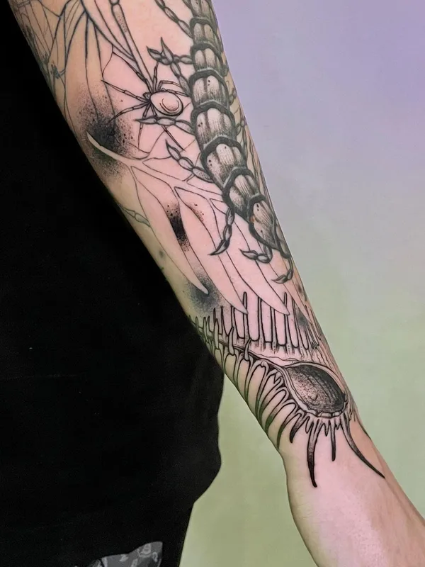 black and grey blackwork 纹身 在 forearm #49920 | 纹身师 Анна Славная