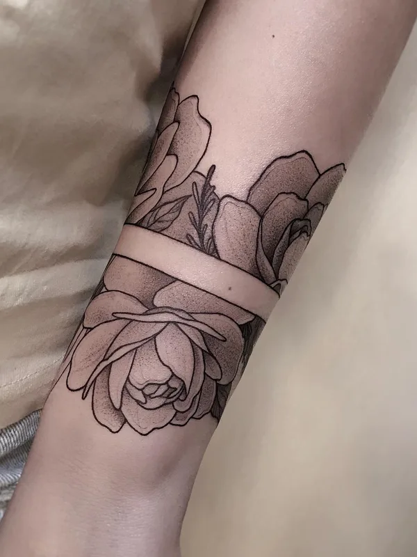 black and grey blackwork tatouage sur forearm #49973 | Artiste tatoueur Евгения Стрелецкая