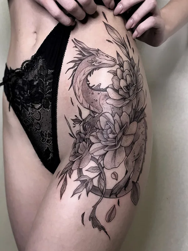 female black and grey blackwork tatouage sur thigh #49971 | Artiste tatoueur Евгения Стрелецкая