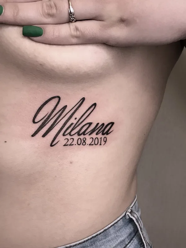 female black lettering tatouage sur ribcage #49968 | Artiste tatoueur Евгения Стрелецкая