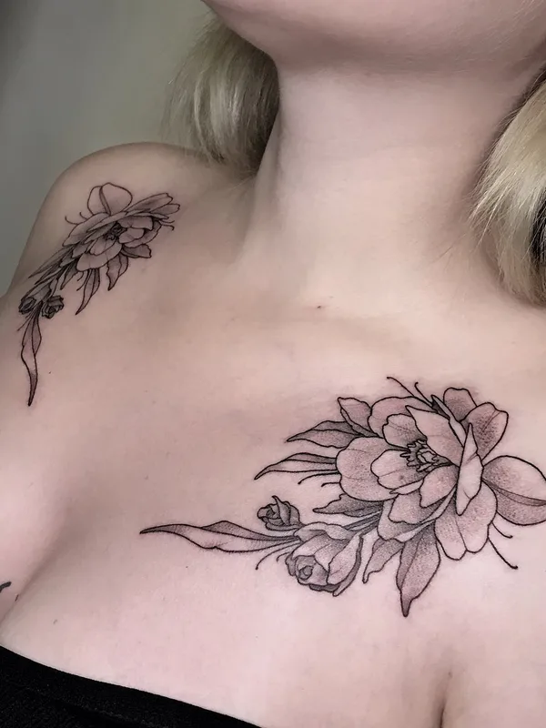 female black and grey fineline tatouage sur chest #49977 | Artiste tatoueur Евгения Стрелецкая