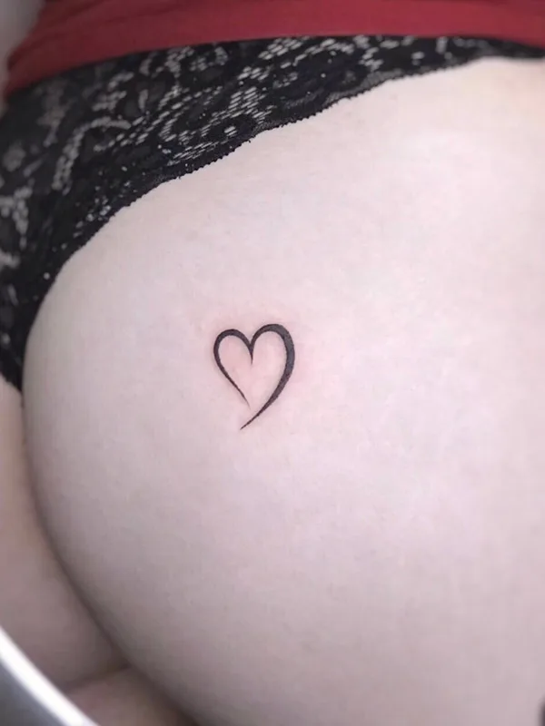 female black linework tatouage sur hip #49966 | Artiste tatoueur Евгения Стрелецкая