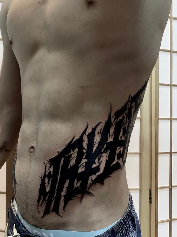 male black blackwork tattoo auf ribcage #41143 | Tätowierer ink_ddd