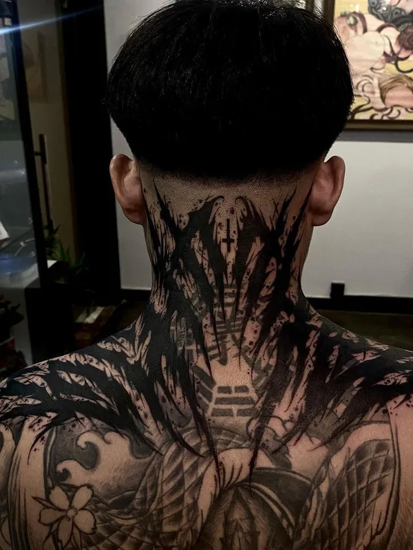 black blackwork tattoo auf back of neck #41140 | Tätowierer ink_ddd
