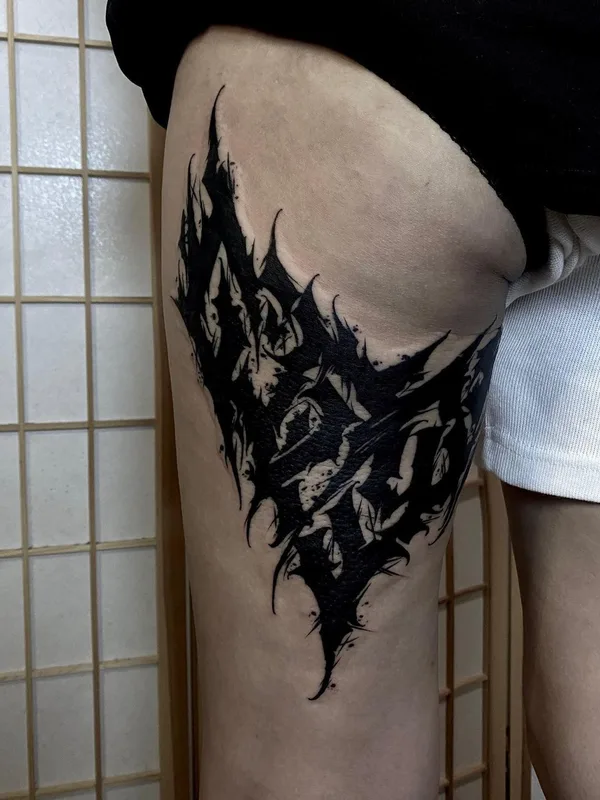 black blackwork tattoo auf thigh #41139 | Tätowierer ink_ddd