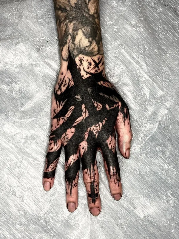 black blackout tattoo auf hand #41141 | Tätowierer ink_ddd