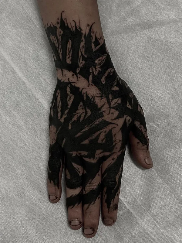 black blackwork tattoo auf hand #41135 | Tätowierer ink_ddd