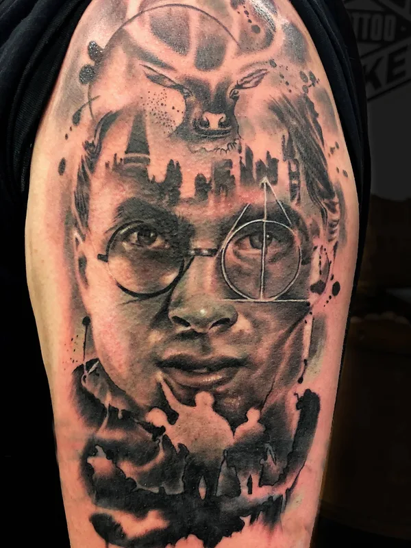 black and grey realism Tatuagem em upper arm #32372 | Tatuador Del May